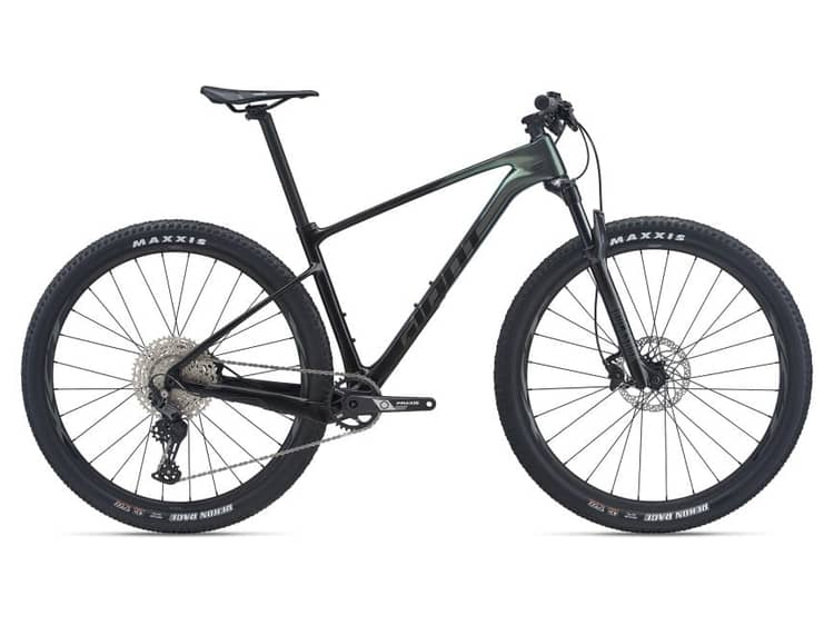 Schwarzes Giant XTC Mountainbike mit Scheibenbremsen und Maxxis-Reifen, stehend auf weißem Hintergrund.