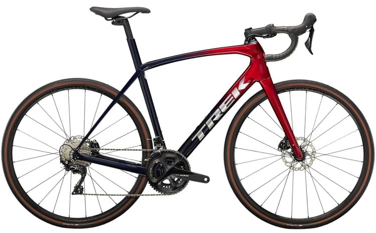 Weißes Rennrad Trek Domane SL5 mit schwarzem Sattel und Reifen, Schaltgruppe Shimano 105.