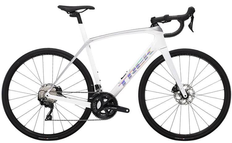 Weißes Rennrad Trek Domane SL5 mit schwarzem Sattel und Reifen, Schaltgruppe Shimano 105.