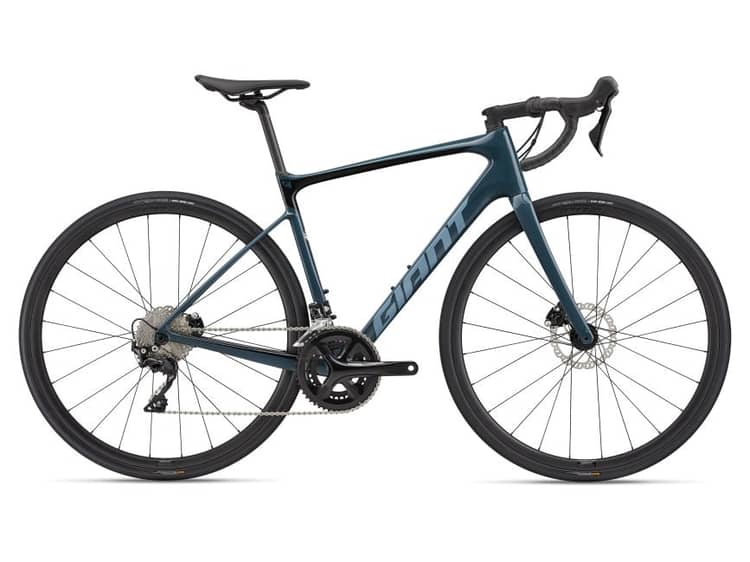 Blau-graues Rennrad "Defy Advanced 2" auf weißem Hintergrund, mit Scheibenbremsen und Aerofelgen.