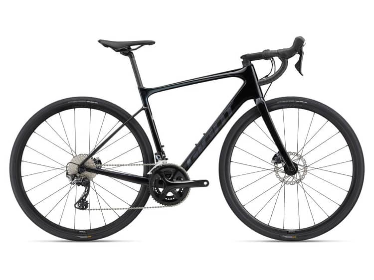 Rennrad Giant Defy Advanced 1 mit aerodynamischem Rahmen und Scheibenbremsen auf weißem Hintergrund.