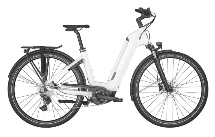 Weißes Scott Sub Sport 10 E-Bike mit tiefem Einstieg und Gepäckträger, isoliert vor weißem Hintergrund.