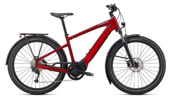 E-Bike Specialized Turbo Vado 3.0 in Weiß mit Schutzblechen, Gepäckträger und Beleuchtung.