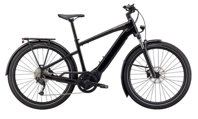 E-Bike Specialized Turbo Vado 3.0 in Weiß mit Schutzblechen, Gepäckträger und Beleuchtung.