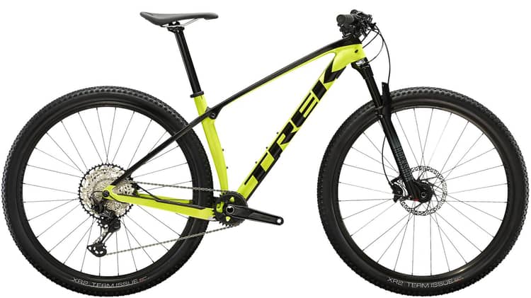 Leuchtend grünes Mountainbike Trek Procaliber 9.6 mit schwarzen Akzenten, Federungsgabel und Geländereifen.