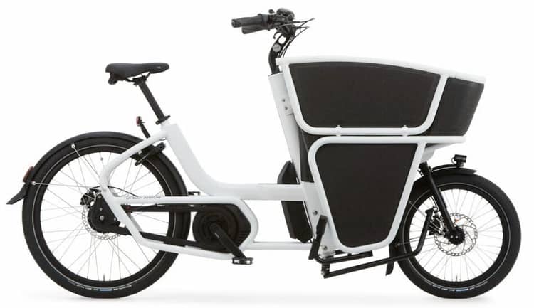 Schwarzes Shorty-Lastenfahrrad mit großer Frontbox zur gewerblichen Nutzung, stehend auf weißem Hintergrund.