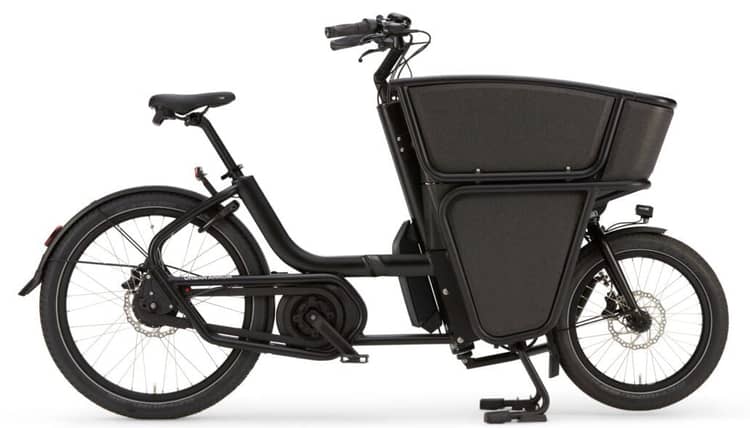 Schwarzes Shorty-Lastenfahrrad mit großer Frontbox zur gewerblichen Nutzung, stehend auf weißem Hintergrund.