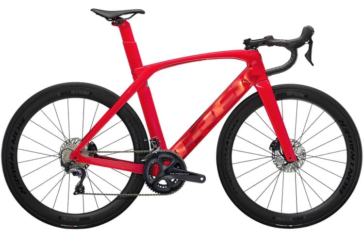 Rotes Rennrad mit aerodynamischem Rahmen, Scheibenbremsen und "Aeolus Comp 5" Rädern, Link zur Bike-Leasing-Website.