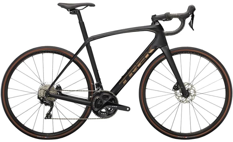 Weißes Rennrad Trek Domane SL5 mit schwarzem Sattel und Reifen, Schaltgruppe Shimano 105.