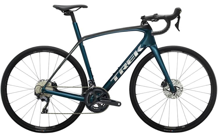 Blau-grünes Trek Domane SL6 Rennrad mit ULTEGRA Komponenten, Aerodynamik-Optimierung und Disc-Bremsen.