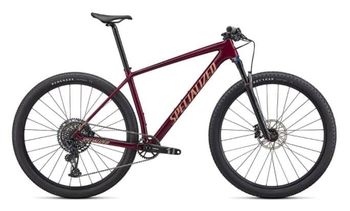 Rotes Specialized Epic Hardtail Comp Mountainbike mit Scheibenbremsen und Einzelkettenblatt.