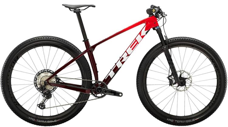 Rot-schwarzes Trek Procaliber 9.8 Mountainbike mit Scheibenbremsen und Logo auf weißem Hintergrund.