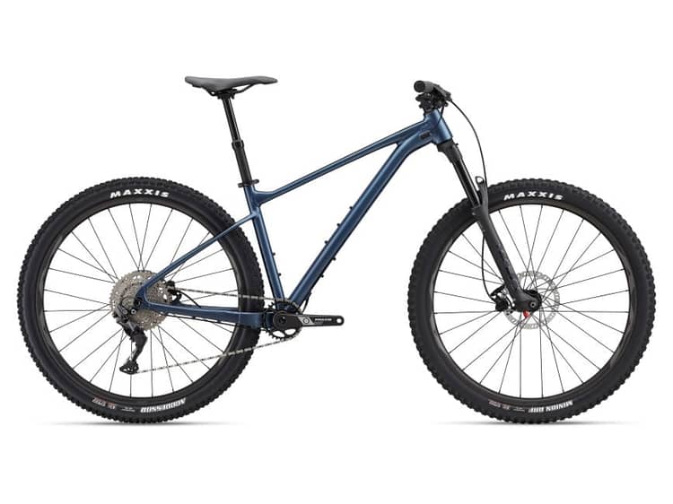 Blau-schwarzes Mountainbike Fathom 2 mit Scheibenbremsen und MAXXIS-Reifen auf weißem Hintergrund.