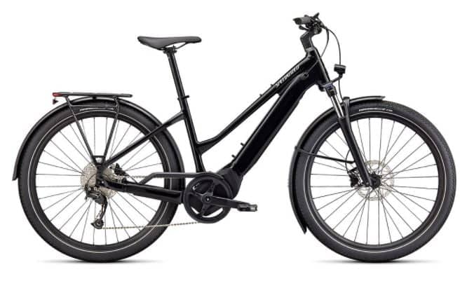 Schwarzes Specialized Turbo Vado 3.0 E-Bike mit Gepäckträger, Scheibenbremsen und Frontscheinwerfer.